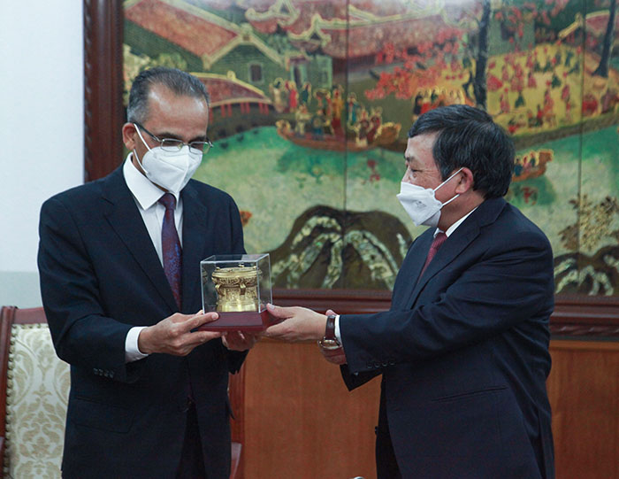 Thứ trưởng Đoàn Văn Việt tặng quà đại sứ Nepal